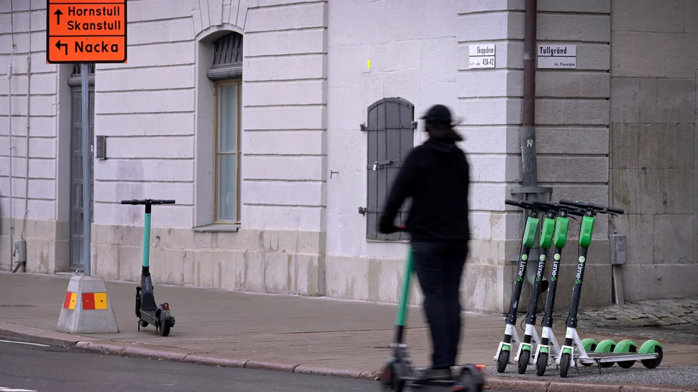 Det är framför allt unga män som skadas på elsparkcyklar, medan kvinnor oftare drabbas vid olyckor med elcyklar. Arkivbild.