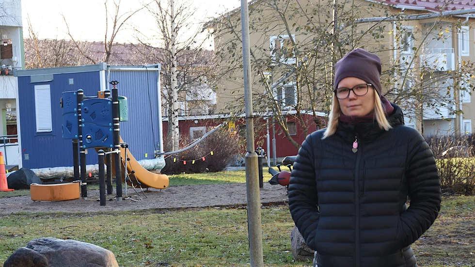 Till vänster i bilden ses det lilla toahus som Emily Eriksson och hennes grannar i trappuppgången skulle hänvisas till. Nu stoppar Lulebo rörprojektet på Tuna.