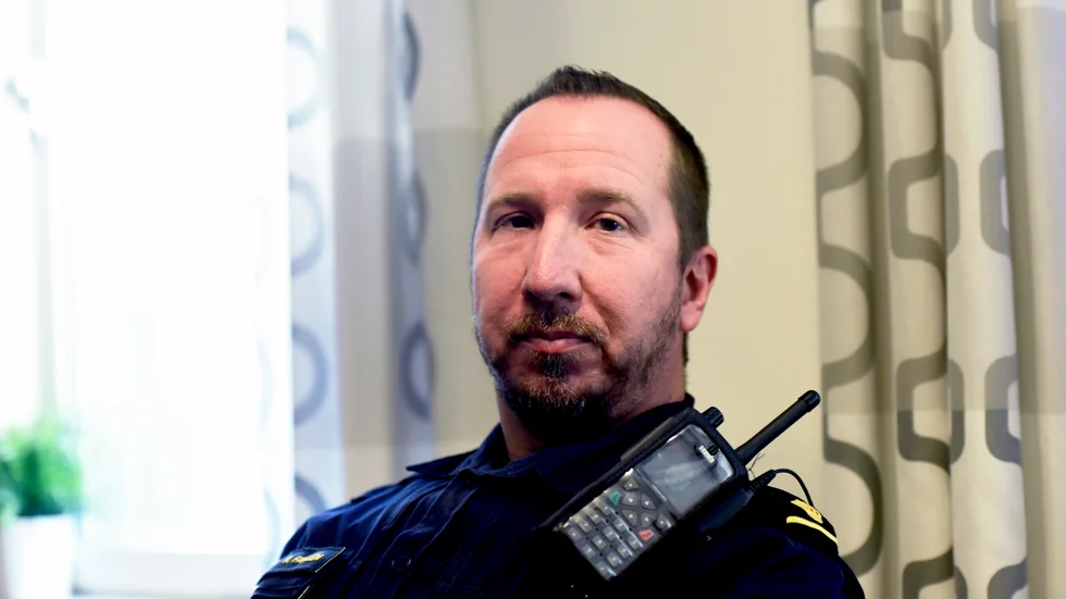 "Att köra mot rödljus, innebär förutom andra risker, böter på 3 000 kronor och är ett allvarligt trafikbrott Sedan kan även körkortet hänga löst", säger områdespolisen Rickard Fahlén.