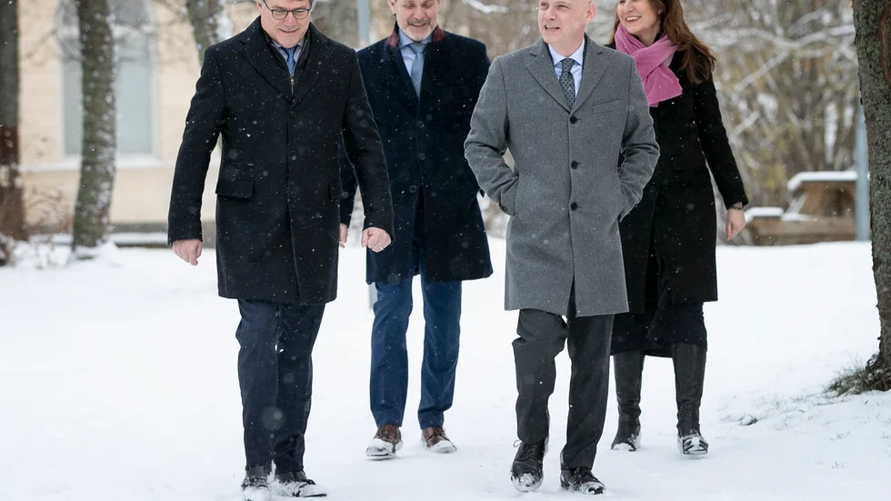 Det var glada miner när Bosal i januari presenterade sin storslagna etablering. Nu läggs planerna på is. På bilden: Bosals vd vd René de Wit, försäljningsdirektör Ted Straten, kommunalråd Urban Granström (S) och näringslivschef Maria Karlsson.