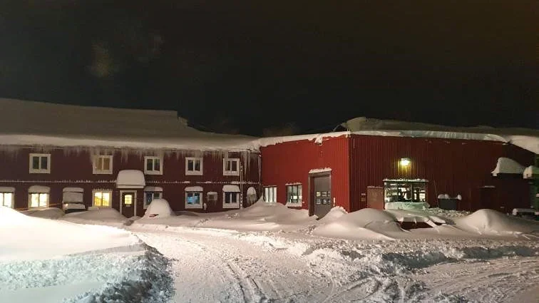 Taket på Martinsons i Bygdsiljum rasade under lördagskvällen.