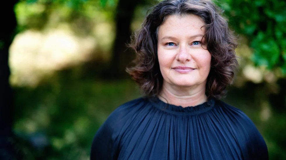 Åsa Leijon är född 1968. Hon bor i Uppsala och arbetar som gymnasielärare. "Drunkna tyst" är hennes debutbok.