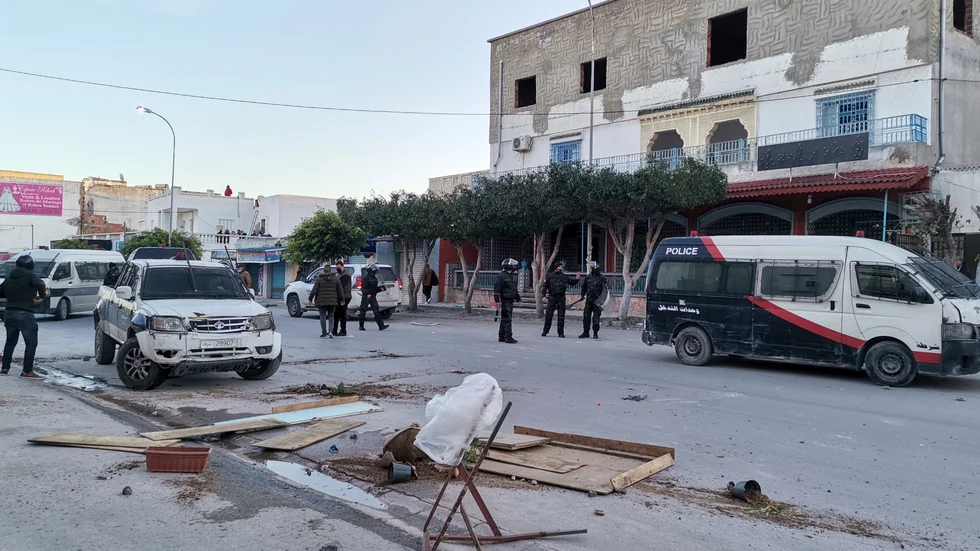 Polis och demonstranter i Ben Arous i Tunisien i söndags.