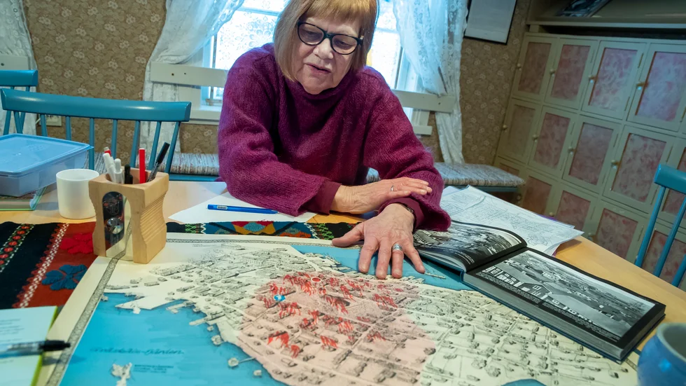 Eva Gradin visar upp Norrbottens-Kurirens teckning över stadsbrandens utbredning. Tidningens tecknare Henry Claesson skapade en överskådlig bild i samband med 100 års-minnet av stadsbranden 1887.