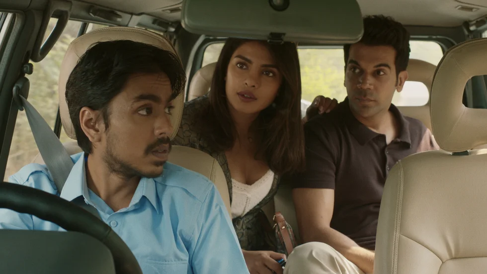 Balram (Adarsh Gourav) blir tjänare i en rik familj. Pinky (Priyanka Chopra Jonas) är ingift fru till den unge arvtagaren Ashok (Rajkummar Rao) i "Den vita tigern". Pressbild.
