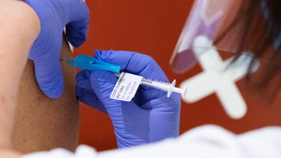 Trots att vaccination skyddar mot covid-19 är det är fortfarande möjligt att bära på viruset. Arkivbild.