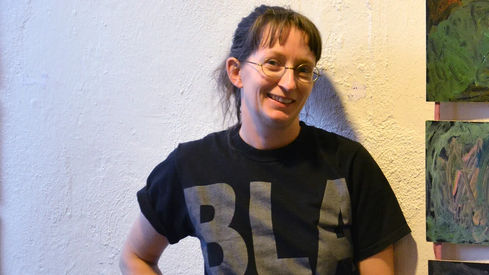 Konstnären och konstpedagogen Mika Liffner har lett arbetet där barn mellan 12 och 17 år skapat abstrakt konst som kommer att pryda Söderköpings enda gångtunnel.