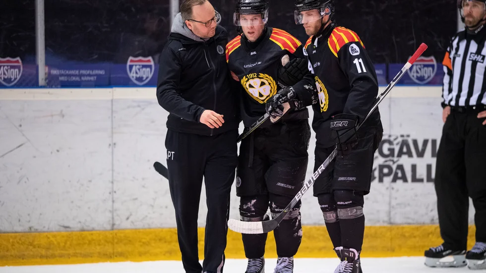 Greg Scott skadades illa efter Darren Nowicks tackling.