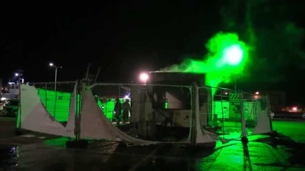 Ett center för covidtestning i Nederländerna eldades upp i lördags kväll av argsinta demonstranter som protesterade mot att ett nattligt utegångsförbud införts.