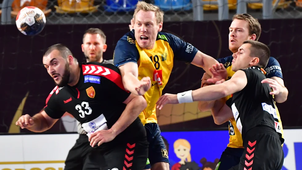 Sveriges Fredric Pettersson i kamp mot Nordmakedoniens försvar under torsdagens match i handbolls-VM, som Sverige vann med 32–20.