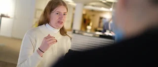 Hemvändaren går ut hårt i första utställningen