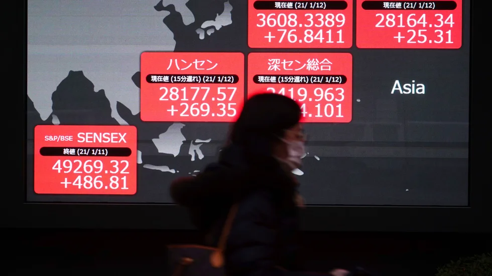 Tokyobörsens Nikkei 225-index fortsätter att klättra uppåt. I Japan illustreras stigande börssiffror på röd färg.