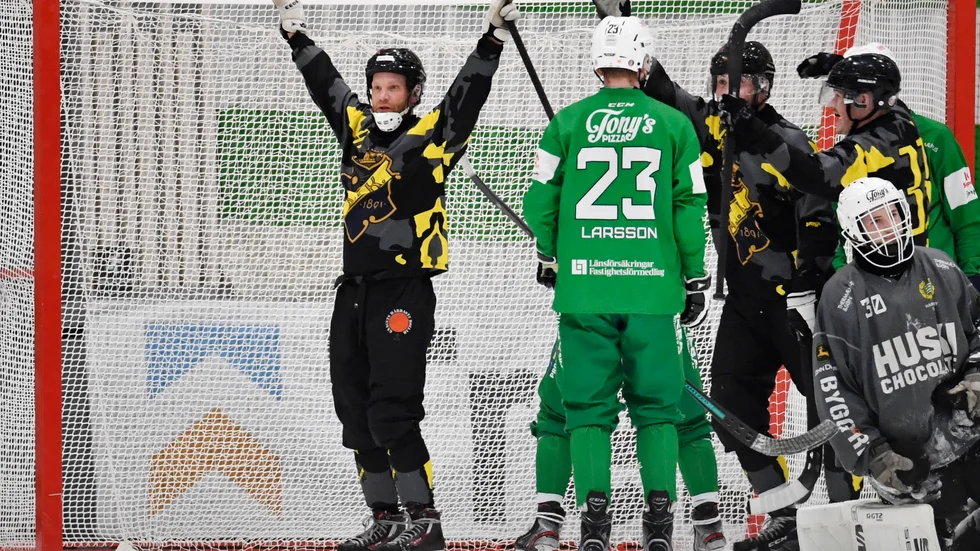 AIK:s Johan Esplund jublar efter sitt 6–4-mål i onsdagens elitseriematch i bandy mot Hammarby.