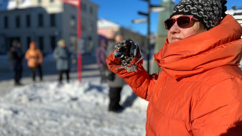 Marie Sälmark började nyckelskramla efter att ha läst om protesterna i SN för tretton år sedan. Hon tycker det är lika viktigt idag. Under lördagen firade hon och runt femton personer 13-årsjubileum.
