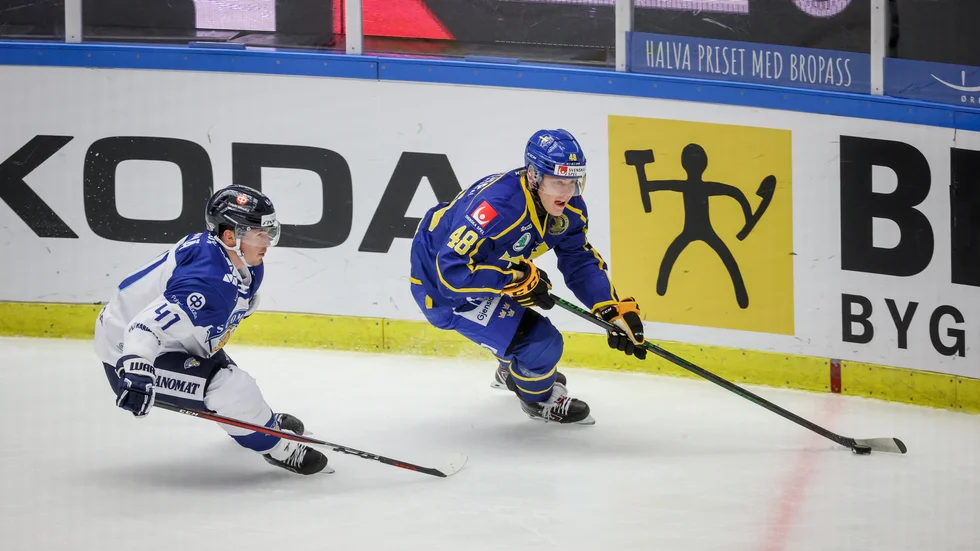 Jonatan Berggren håller pucken. AIK-spelaren och Tre Kronor vann mot Finland under söndagen. Det innebär att de blev tvåa i hemmaturneingen efter Ryssland.