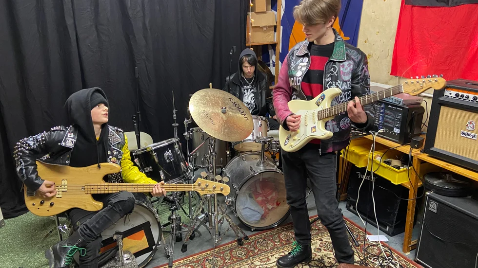 Borgerlig Begravning består av Julian Rudström, Frans Rudström och Eddie Rudström. Punktrion är ett av banden som spelar på Katterocken 5-6 april.