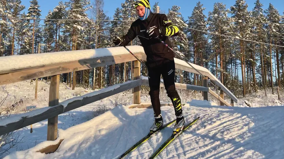 Tommy Karlsson ångar på när solen brottar ner morgonkylan – utan fästvalla. Han uppskattar den varierande bansträckningen här runt Dambroängens skidstadion i Ålberga.