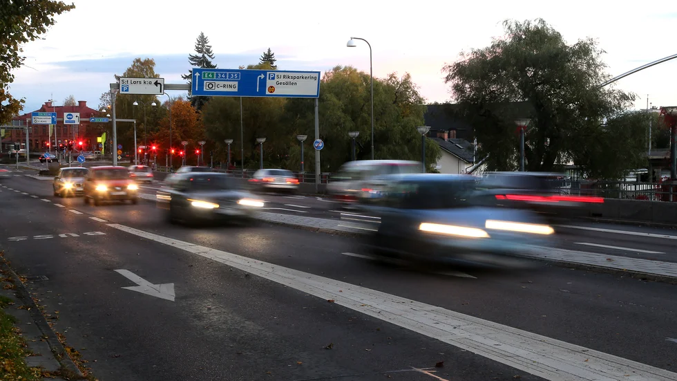 Färre bilar och mindre betong i städerna är en av målsättningarna som Länsstyrelsen har.