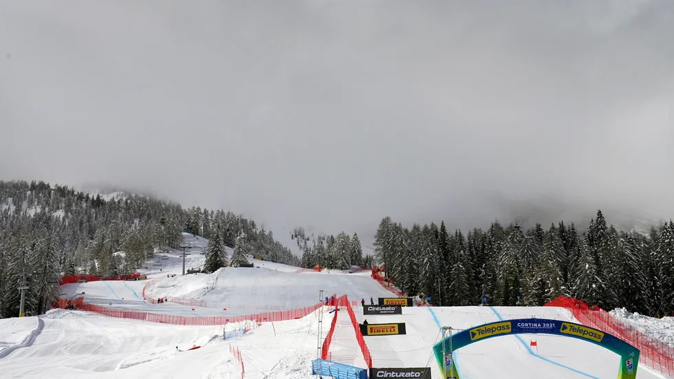 Strålande sol i målfållan – men dimma på berget. Väderproblemen fortsätter för alpina-VM i Cortina.