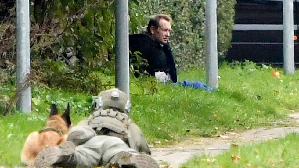 Den 20 oktober förra året lyckades livstidsdömde Peter Madsen fly från fängelset. Här övervakas han av polis strax före gripandet. Arkivbild.