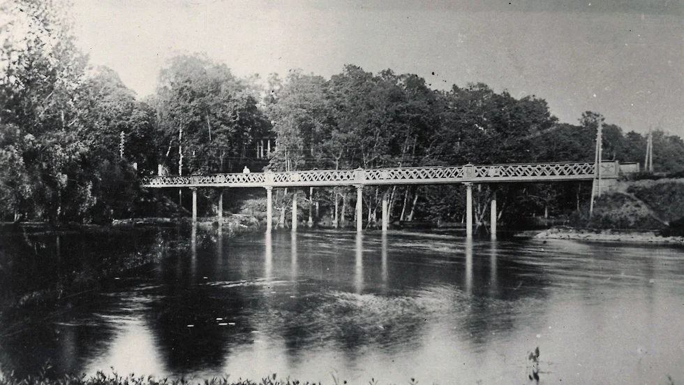 Gamla järnvägsbron över Skuten år 1907.
Bilden ingår i Eric Larsons fotosamling som förvaras i kommunarkivet.