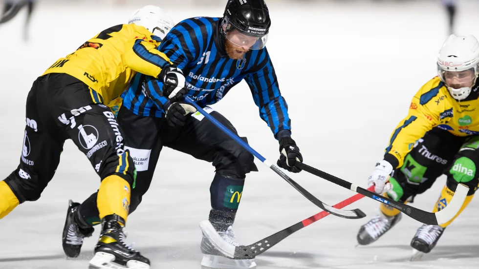 Siriushalven Ted Haraldsson tar sig fram på sitt karaktäristiska sätt - och det gjorde han ofta Broberg fick storstryk på Studenternas. Två jätteviktiga Siriuspoäng.