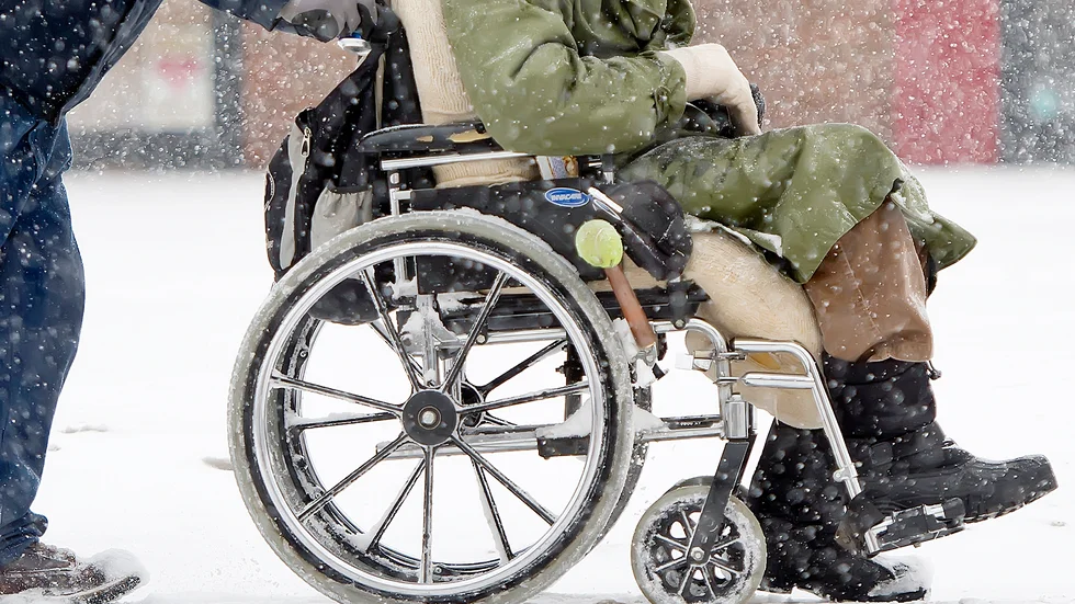 Sverige tar inte längre ansvar för funktionshindrade, menar skribenten.