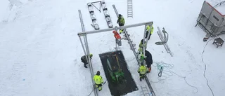 Se: Här lyfts traktorn upp från älvens botten