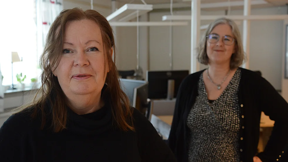 Rebecca Forsgren Malmström, t.v blir opinions- och familjeredaktör på Vimmerby Tidning. "Stimulerande utmaning" säger hon. Den tidigare redaktören Marie Kerrolf fortsätter på samma tjänst på Västerviks-Tidningen. "Nu blir det mer renodlat fokus i båda tidningarna" säger hon. 