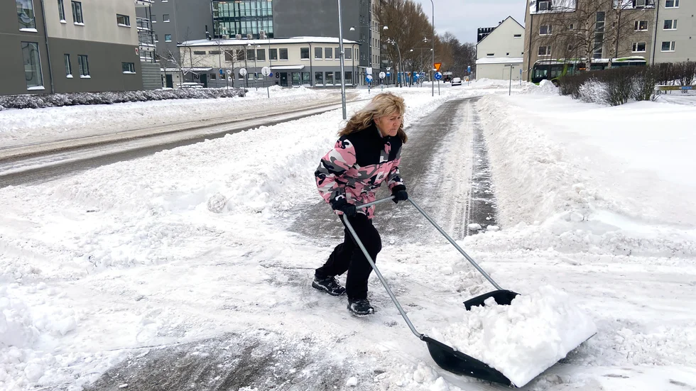 Susann Lamberg är ordförande i bostadsrättsföreningen i tornhusen vid Rosvalla. "Jag har förståelse för att det tar tid. Det har kommit så mycket snö och de som sköter vår snöskottning har flera fastigheter", säger hon.