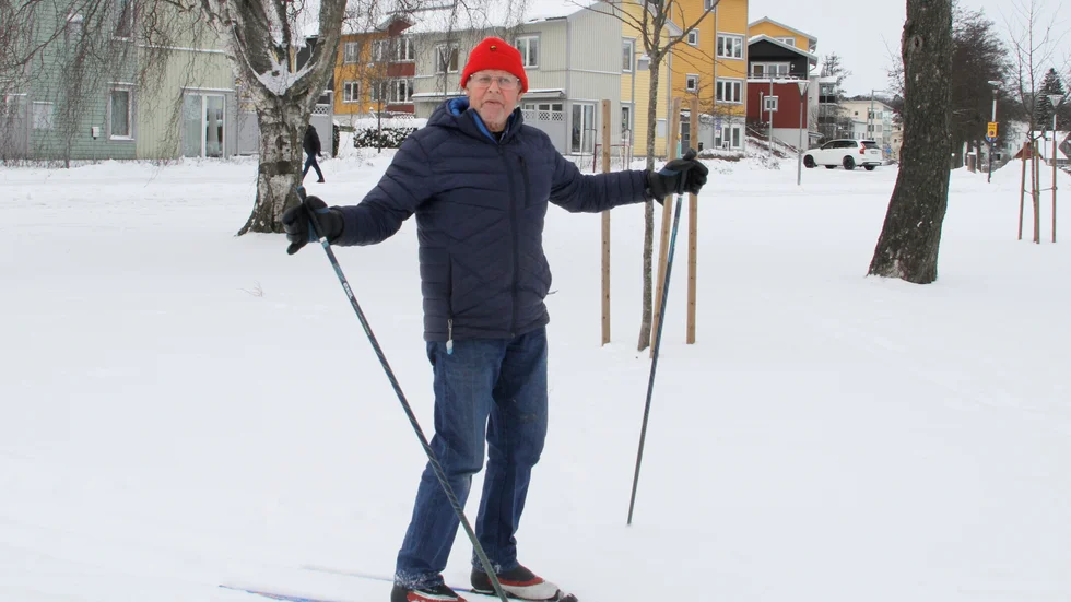 Olle Boberg hade promenerat ner från Nygatan för att testa på Visholmens skidspår. "Jag har inte åkt skidor på tre år, två varv tänker jag mig", säger han inför säsongspremiären.