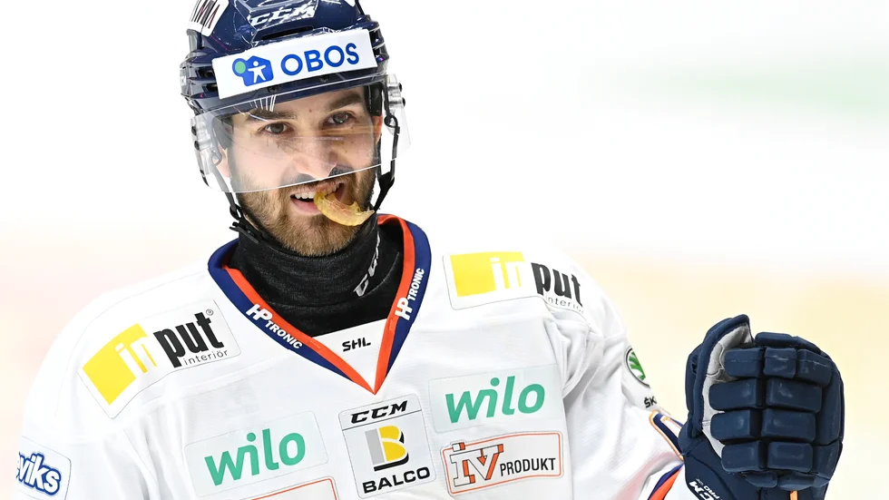 Andrew Calof förlänger med Växjö.