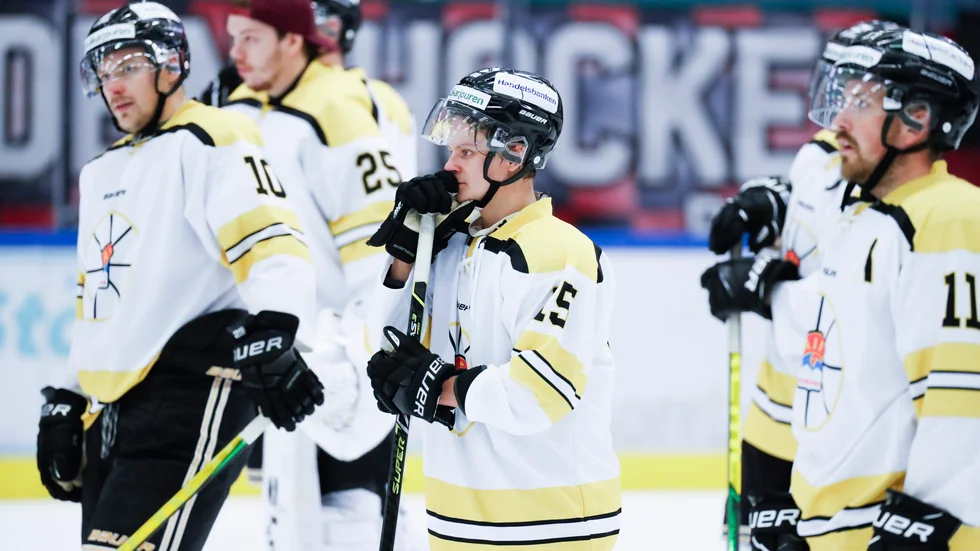 Kiruna AIF förlorade efter avgörande på övertid. Noterbart från matchen var också SK Lejons fyra utvisningar för att ha tagit för lång tid på sig att åka ut på isen.