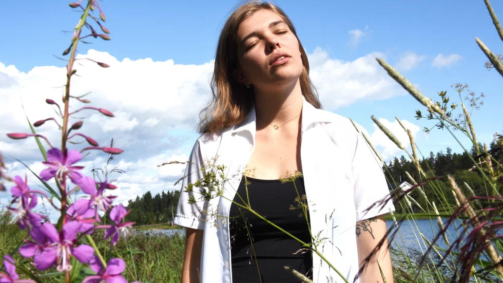 "Det är inget som är skrivet för att vara coolt, snyggt eller bra. All musik och alla texter är skrivet utifrån att jag har haft ett behov att prata om saker med mig själv", säger Alva Fährlin.
