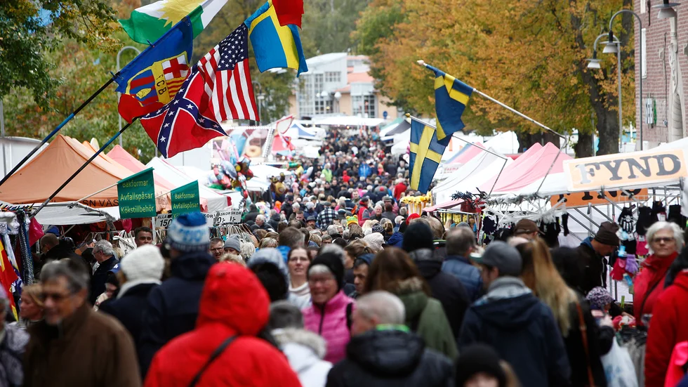 Strängnäs marknad lockar årligen 30 000 besökare till staden andra lördagen i oktober. Rådande coronapandemi gör att årets upplaga är i farozonen.