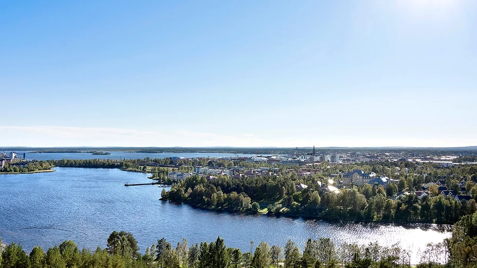 Lägenhetens utsikt är i princip obruten och vid bra väder kan man enligt mäklaren se ända till Piteå.