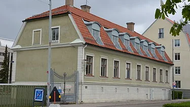 Saltängen - där sockerbruket Planeten var beläget - var sedan 1600-talet en mycket fin stadsdel i Norrköping. Här är det lilla palatset Stenhuset på Saltängensom ursprungligen uppfördes av Louis de Geer i tidigt 1600-tal. 