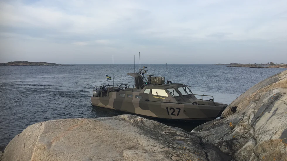 Den sista juli lägger stridsbåt 90 till vid Ängskärs hamn. Båten ägs numera av föreningen Svenska Stridsbåtar och visas numera upp för allmänheten som även erbjuds att åka med.