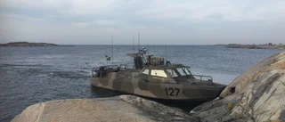 Stridsbåt 90 lägger till i hamnen Ängskär 