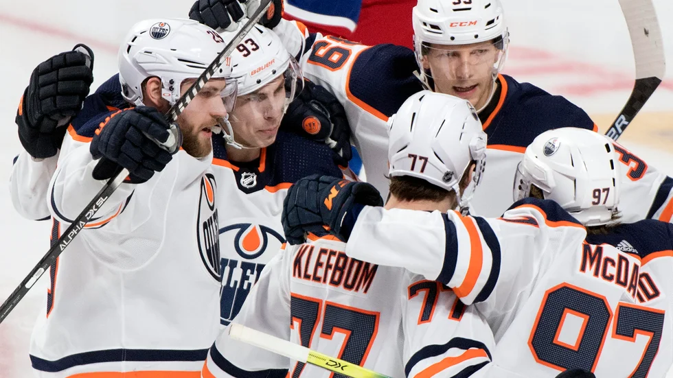 Edmontonspelarna, med Oscar Klefbom i mitten, kan fira att NHL återupptar säsongen den 1 augusti, i deras hemstad. Arkivbild.