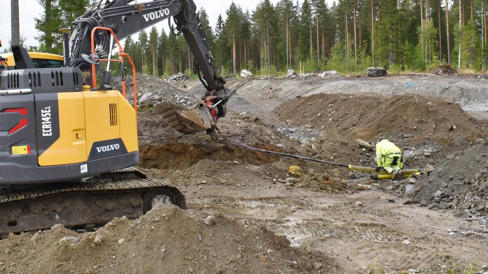 Elkabeln dras ut med hjälp av grävmaskinen, och plaströret måste hållas fast så det inte följer med.