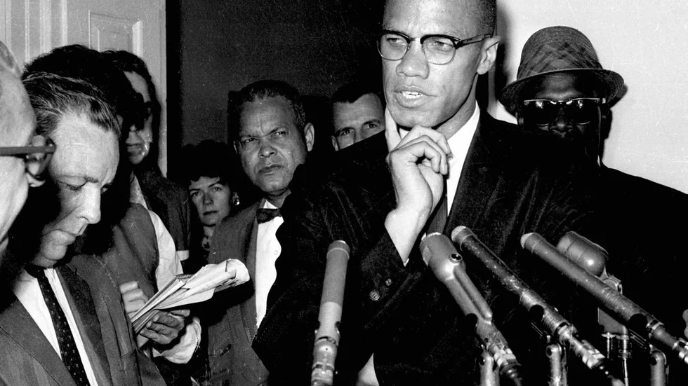Medborgarrättsaktivisten Malcolm X pratar med journalister i Washington i maj 1963. Arkivbild