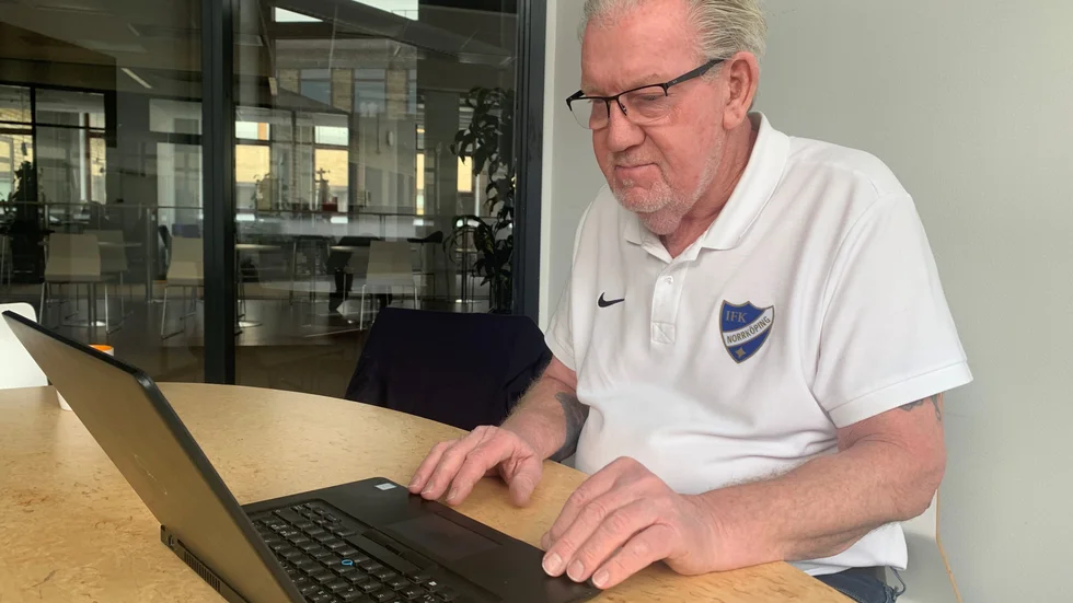 "Det flyter på bra. Skönt att det fungerar", säger Sten-Åke Johansson som följde årsmötet framför datorn. 