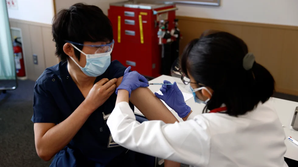 Tidigare i veckan inleddes vaccinering mot covid-19 i Japan.