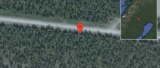 Personbil stillastående på E45 - helt stopp i ett körfält