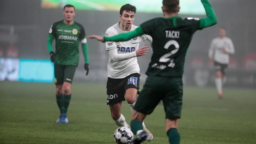 Deniz Hümmet med bollen under en match mot Hammarby i höstas.