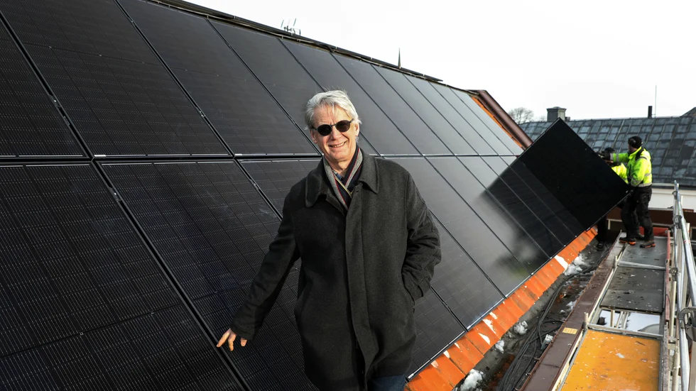 Henrik Hendeby, styrelseordförande i Vadstena Sparbank, ser både miljövinster och ekonomiska vinster när företaget nu investerar i solpaneler.