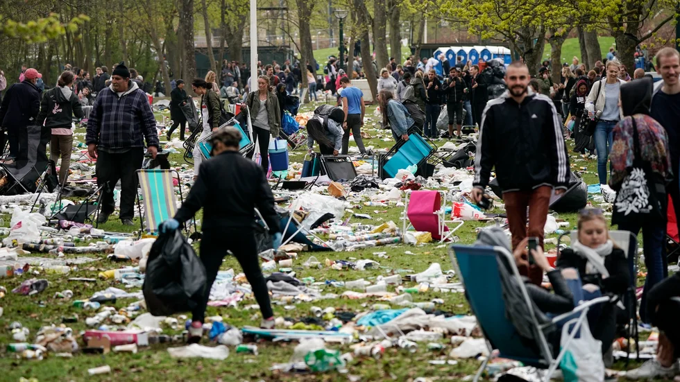 Valborg 2018 i Lund – skräpet ligger kvar efter festen i Stadsparken. Den så kallade spontanfesten, den sista april, lockar varje år runt 30|000 besökare. Arkivbild.
