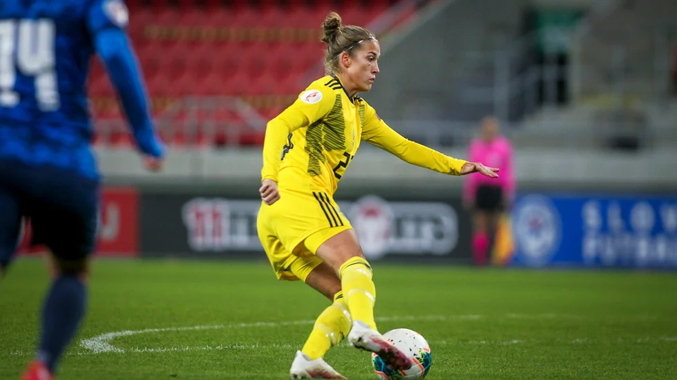 Sveriges Filippa Angeldahl med bollen under fjolårets EM-kvalmatch borta mot Slovakien. I dag får 23-åringen chansen från start i landskampen mot Österrike. Arkivbild.