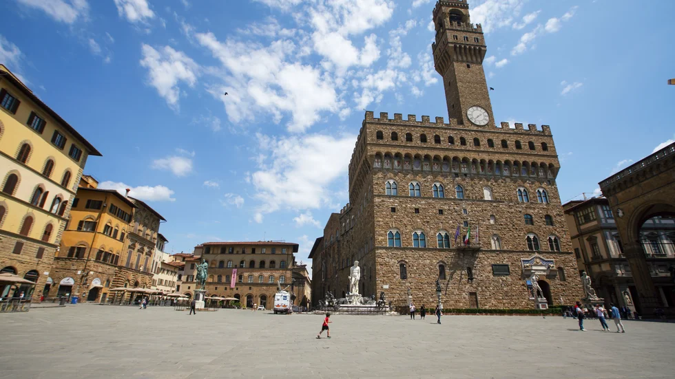 På Piazza della Signoria – ett av de mest populära turistmålen i Florens – har det de senaste månaderna varit tommare än vanligt. Arkivbild.